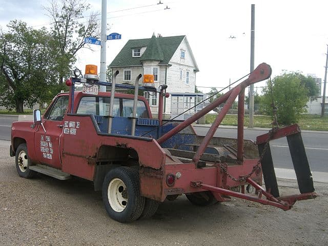 640px 1980s Style tow Truck
